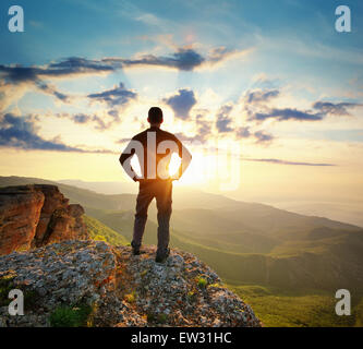 L uomo sulla cima della montagna. Scena concettuale. Foto Stock