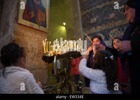 Persone accendendo candele di Svetitskhoveli ortodossa (pilastro vivente) Cattedrale in UNESCO Città storica di Mtskheta, Georgia Foto Stock