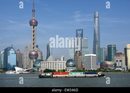 Shanghai Pudong skyline della città Oriental Pearl TV Tower, la Torre Jin Mao, il World Financial Center, il fiume Huangpu Cina Foto Stock