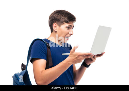 Studente di sesso maschile con disgustato emozione azienda computer portatile isolato su sfondo bianco Foto Stock