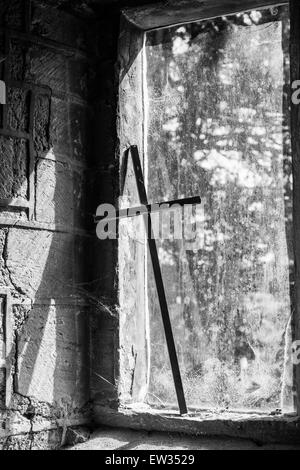 Una croce di legno nella finestra di St Giles' Church, Ludford, Ludlow, Shropshire, Inghilterra, Regno Unito Foto Stock