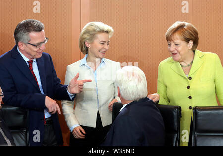 Berlino, Germania. 17 Giugno, 2015. (L-R) Ministro tedesco degli Interni Thomas de Maiziere, ministro tedesco della difesa, Ursula von der Leyen, il Ministro degli esteri tedesco Frank-Walter Steinmeier e il Cancelliere tedesco Angela Merkel a parlare davanti alla riunione del gabinetto a th Foto Stock