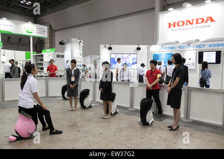 Tokyo, Giappone. 17 Giugno, 2015. Un espositore mostra ai visitatori come guidare un personal dispositivo mobilità ''UNI-CUB'' a Smart Community Giappone 2015 in mostra a Tokyo Big Sight il 17 giugno 2015, Tokyo, Giappone. La mostra promuove sia nazionali che estere tecnologie di nuova generazione. L'ultimo anno 39,879 visitatori partecipare alla EXPO durante tre giorni. Quest'anno 233 le imprese e le organizzazioni saranno in grado di mostrare i loro prodotti dal giugno del xvii e xix secolo. Credito: Rodrigo Reyes Marin/AFLO/Alamy Live News Foto Stock