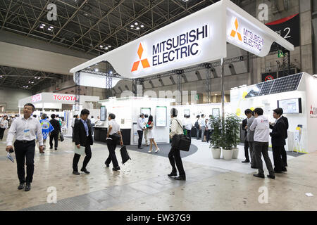 Tokyo, Giappone. 17 Giugno, 2015. I visitatori si radunano presso la Smart Community Giappone 2015 in mostra a Tokyo Big Sight il 17 giugno 2015, Tokyo, Giappone. La mostra promuove sia nazionali che estere tecnologie di nuova generazione. L'ultimo anno 39,879 visitatori partecipare alla EXPO durante tre giorni. Quest'anno 233 le imprese e le organizzazioni saranno in grado di mostrare i loro prodotti dal giugno del xvii e xix secolo. Credito: Rodrigo Reyes Marin/AFLO/Alamy Live News Foto Stock