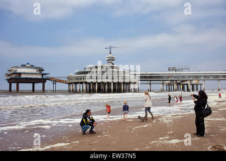 La gente sulla spiaggia di Scheveningen e dal molo da parte del Mare del Nord in l'Aia (Den Haag), South Holland, Paesi Bassi. Foto Stock