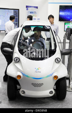 Tokyo, Giappone. 17 Giugno, 2015. Un espositore mostra al visitatore un veicolo elettrico di Toyota ''Ha:mo'' a Smart Community Giappone 2015 in mostra a Tokyo Big Sight il 17 giugno 2015, Tokyo, Giappone. La mostra promuove sia nazionali che estere tecnologie di nuova generazione. L'ultimo anno 39,879 visitatori partecipare alla EXPO durante tre giorni. Quest'anno 233 le imprese e le organizzazioni saranno in grado di mostrare i loro prodotti dal giugno del xvii e xix secolo. Credito: Rodrigo Reyes Marin/AFLO/Alamy Live News Foto Stock