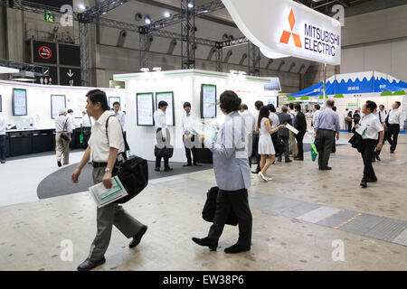 Tokyo, Giappone. 17 Giugno, 2015. I visitatori si radunano presso la Smart Community Giappone 2015 in mostra a Tokyo Big Sight il 17 giugno 2015, Tokyo, Giappone. La mostra promuove sia nazionali che estere tecnologie di nuova generazione. L'ultimo anno 39,879 visitatori partecipare alla EXPO durante tre giorni. Quest'anno 233 le imprese e le organizzazioni saranno in grado di mostrare i loro prodotti dal giugno del xvii e xix secolo. Credito: Rodrigo Reyes Marin/AFLO/Alamy Live News Foto Stock