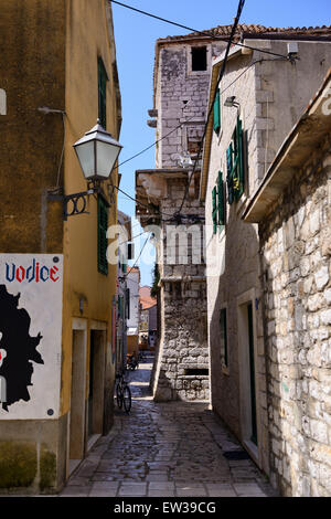 Stretta viuzza acciottolata nella città vecchia di Vodice sulla costa dalmata della Croazia Foto Stock