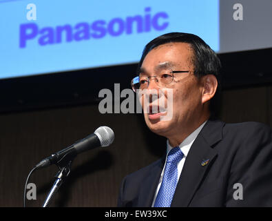 Tokyo, Giappone. 17 Giugno, 2015. Presidente Kazuhiro Tsuga di Panasonic annuncia aziendali di tie-up con NTT durante una conferenza stampa a Tokyo il Mercoledì, 17 giugno 2015. Le due società giapponesi si uniranno per sviluppare una nuova generazione di sistemi informativi in vista del 2020 Olimpiadi di Tokyo, compresi 3-D video sistemi di distribuzione per la trasmissione di eventi sportivi. Il Panasonic tecnologie per le riprese e l'elaborazione 3-D video sarà combinata con il NTT ad alta velocità di tecnologie di comunicazione. Credito: Natsuki Sakai/AFLO/Alamy Live News Foto Stock