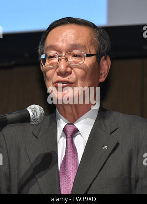 Tokyo, Giappone. 17 Giugno, 2015. Presidente Hiroo Unoura di NTT annuncia aziendali di tie-up con Panasonic durante una conferenza stampa a Tokyo il Mercoledì, 17 giugno 2015. Le due società giapponesi si uniranno per sviluppare una nuova generazione di sistemi informativi in vista del 2020 Olimpiadi di Tokyo, compresi 3-D video sistemi di distribuzione per la trasmissione di eventi sportivi. Il Panasonic tecnologie per le riprese e l'elaborazione 3-D video sarà combinata con il NTT ad alta velocità di tecnologie di comunicazione. Credito: Natsuki Sakai/AFLO/Alamy Live News Foto Stock