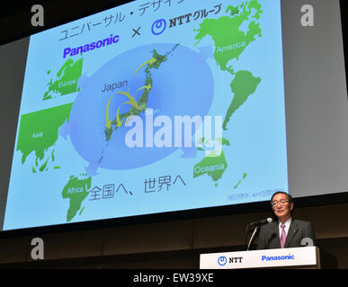 Tokyo, Giappone. 17 Giugno, 2015. Presidente Hiroo Unoura di NTT annuncia aziendali di tie-up con Panasonic durante una conferenza stampa a Tokyo il Mercoledì, 17 giugno 2015. Le due società giapponesi si uniranno per sviluppare una nuova generazione di sistemi informativi in vista del 2020 Olimpiadi di Tokyo, compresi 3-D video sistemi di distribuzione per la trasmissione di eventi sportivi. Il Panasonic tecnologie per le riprese e l'elaborazione 3-D video sarà combinata con il NTT ad alta velocità di tecnologie di comunicazione. Credito: Natsuki Sakai/AFLO/Alamy Live News Foto Stock