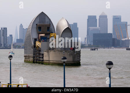 La Thames Barrier con Canary Wharf e il Coccio in background Foto Stock