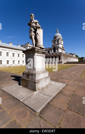 Ampio angolo di visione della statua di Re Giorgio II, nella grande piazza di ospedale di Greenwich Foto Stock