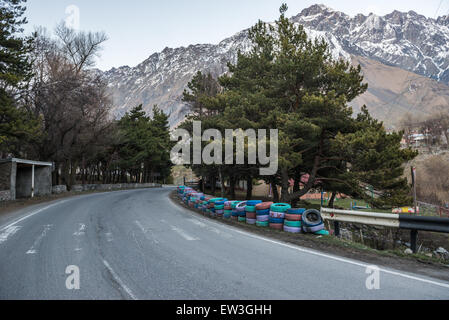 Montare Shani visto dalla città Stepantsminda (ex Kazbegi) situato nelle montagne del Caucaso nella regione Mtskheta-Mtianeti, Georgia Foto Stock