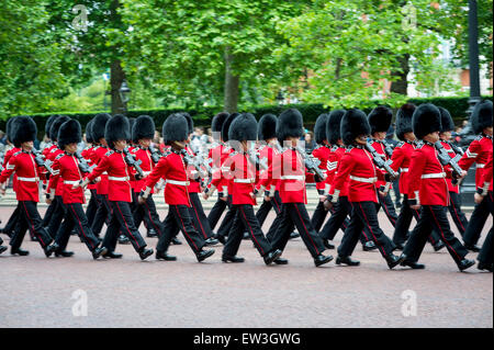 LONDON, Regno Unito - 13 giugno 2015: Protezioni Piedi marzo in formazione verso il basso al centro commerciale in un royal Trooping la cerimonia di colore. Foto Stock