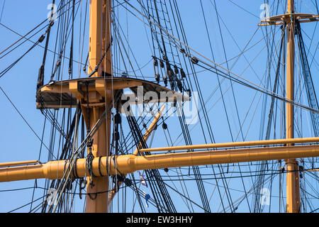 Una nave a montanti in piedi in Portsmouth Porto. Foto Stock