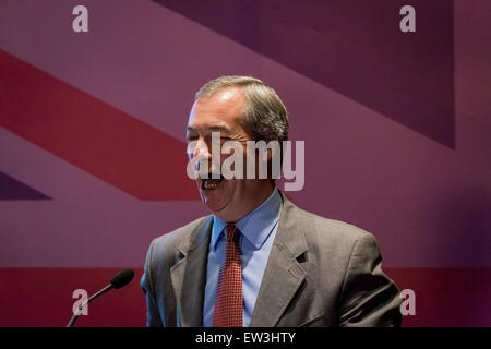 Londra, Regno Unito. 17 Giugno, 2015. Leader UKIP Nigel Farage lancia in uscita dall'UE opuscolo Credit: Guy Corbishley/Alamy Live News Foto Stock