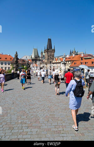 I turisti sul Ponte Carlo a Praga, Cechia Foto Stock