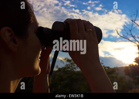 Guardando attraverso il binocolo Foto Stock