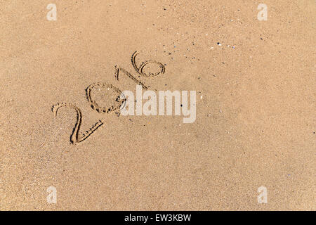 Anno 2016 Scritta sulla spiaggia di sabbia Foto Stock