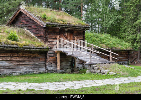 Lillehammer, Norvegia. Il Maihaugen open-air museum di edifici tradizionali e cultura norvegese. Fattoria in legno di edifici Foto Stock