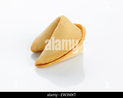 Un singolo fortune cookie su sfondo bianco Foto Stock