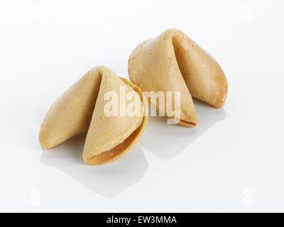 Due aperti fortune cookie su sfondo bianco Foto Stock