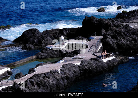 Vista delle calette vulcaniche naturali, piscine naturali che si formavano dalla lava dopo un'eruzione vulcanica nella costa della città di Garachico nella parte settentrionale di Tenerife, una delle isole canarie dell'arcipelago spagnolo situato al largo della costa dell'Africa nordoccidentale. Foto Stock