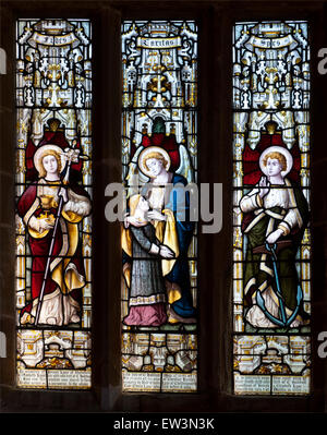 La fede, la speranza e la carità in vetro colorato, Santa Maria Vergine Chiesa, East Haddon, Northamptonshire, England, Regno Unito Foto Stock