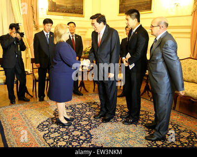 (150617) -- La Valletta, Giugno 17, 2015(Xinhua) -- Marie Louise Coleiro Preca(1L, anteriore), Presidente di Malta, scuote le mani con Guo Jinlong, membro dell'ufficio politico del Partito Comunista della Cina (CPC) Comitato centrale e Pechino anche il Partito del capo, a La Valletta, capitale di Malta, il 16 giugno 2015. (Xinhua/Li Jia)(azp) Foto Stock