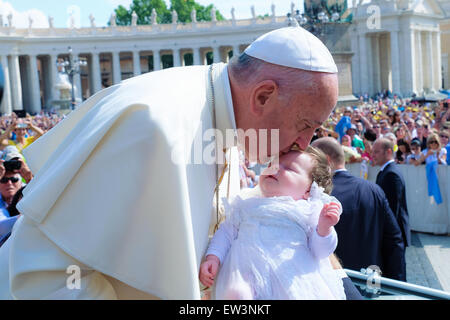 Città del Vaticano. 17 Giugno, 2015. Papa Francesco, Udienza generale in Piazza San Pietro, 17 giugno 2015 Credit: Davvero Facile Star/Alamy Live News Foto Stock