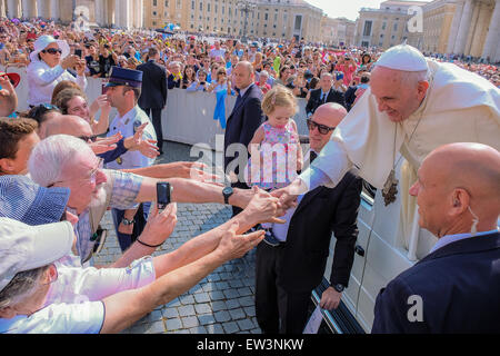 Città del Vaticano. 17 Giugno, 2015. Papa Francesco, Udienza generale in Piazza San Pietro, 17 giugno 2015 Credit: Davvero Facile Star/Alamy Live News Foto Stock