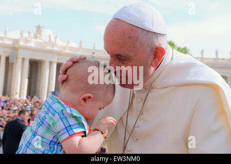 Città del Vaticano. 17 Giugno, 2015. Papa Francesco, Udienza generale in Piazza San Pietro, 17 giugno 2015 Credit: Davvero Facile Star/Alamy Live News Foto Stock