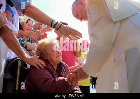 Città del Vaticano. 17 Giugno, 2015. Papa Francesco, Udienza generale in Piazza San Pietro, 17 giugno 2015 Credit: Davvero Facile Star/Alamy Live News Foto Stock