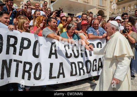 Città del Vaticano. 17 Giugno, 2015. Papa Francesco, Udienza generale in Piazza San Pietro, 17 giugno 2015 Credit: Davvero Facile Star/Alamy Live News Foto Stock