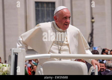 Città del Vaticano. 17 Giugno, 2015. Papa Francesco, Udienza generale in Piazza San Pietro, 17 giugno 2015 Credit: Davvero Facile Star/Alamy Live News Foto Stock