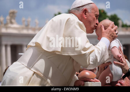 Città del Vaticano. 17 Giugno, 2015. Papa Francesco, Udienza generale in Piazza San Pietro, 17 giugno 2015 Credit: Davvero Facile Star/Alamy Live News Foto Stock