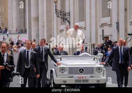 Città del Vaticano. 17 Giugno, 2015. Papa Francesco, Udienza generale in Piazza San Pietro, 17 giugno 2015 Credit: Davvero Facile Star/Alamy Live News Foto Stock