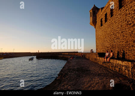 Vista del vecchio porto nella città di Puerto de la Cruz nella parte settentrionale di Tenerife, una delle isole canarie dell'arcipelago spagnolo situato al largo della costa dell'Africa nordoccidentale. Foto Stock