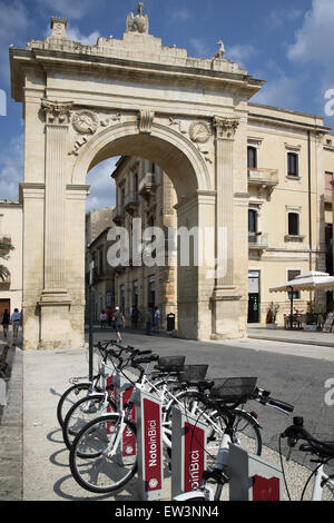 Moto turistiche al di fuori della città vecchia di noto un sito patrimonio mondiale dell'UNESCO in Sicilia Foto Stock