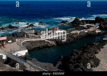 Vista delle calette vulcaniche naturali, piscine naturali che si formavano dalla lava dopo un'eruzione vulcanica nella costa della città di Garachico nella parte settentrionale di Tenerife, una delle isole canarie dell'arcipelago spagnolo situato al largo della costa dell'Africa nordoccidentale. Foto Stock