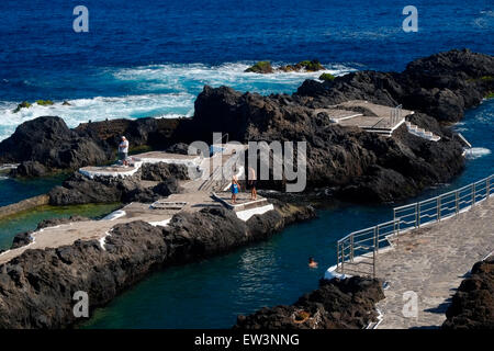 Vista delle calette vulcaniche naturali, piscine naturali che si formavano dalla lava dopo un'eruzione vulcanica nella costa della città di Garachico nella parte settentrionale di Tenerife, una delle isole canarie dell'arcipelago spagnolo situato al largo della costa dell'Africa nordoccidentale. Foto Stock