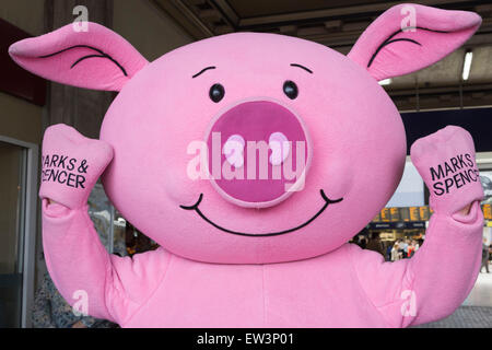 Un Percy mascotte di maiale aiuta a pubblicizzare la nuova Marks & Spencer store sul piazzale della stazione di Waterloo, London, Regno Unito Foto Stock