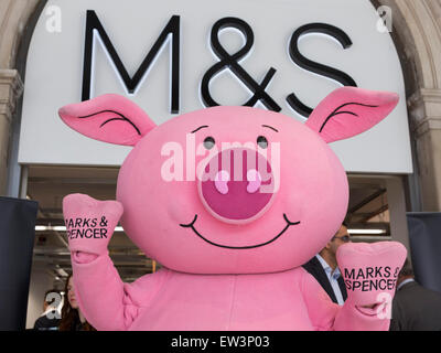 Un Percy mascotte di maiale aiuta a pubblicizzare la nuova Marks & Spencer store sul piazzale della stazione di Waterloo, London, Regno Unito Foto Stock