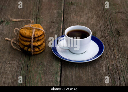 Tazza di caffè nelle vicinanze e collegamento di fiocchi d'avena cookie Foto Stock