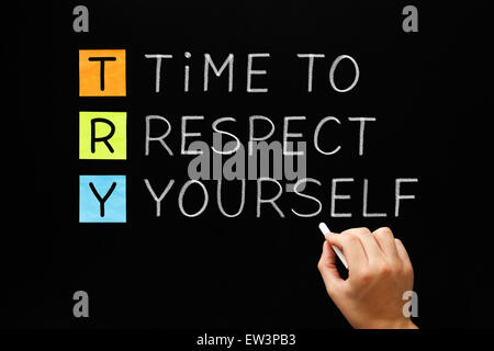 La scrittura a mano il tempo per il rispetto di te stesso con il bianco gesso sulla lavagna. Il rispetto di sé concetto. Foto Stock
