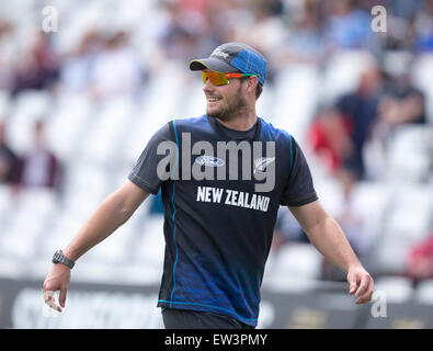 Nottingham, Regno Unito. 17 Giugno, 2015. 4° ODI Royal London One-Day serie. Tra Inghilterra e Nuova Zelanda. Mitchell McClenaghan tutti i sorrisi prima del gioco. © Azione Sport Plus/Alamy Live News Foto Stock