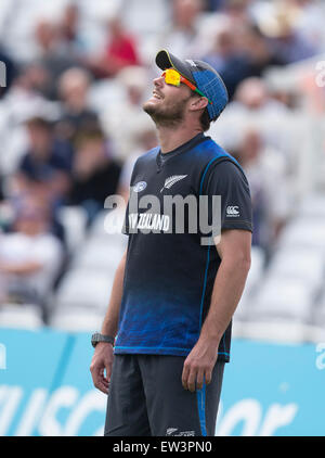 Nottingham, Regno Unito. 17 Giugno, 2015. 4° ODI Royal London One-Day serie. Tra Inghilterra e Nuova Zelanda. Mitchell McClenaghan guarda al cielo prima del gioco. © Azione Sport Plus/Alamy Live News Foto Stock