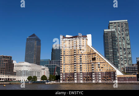 Vista dal fiume Tamigi guardando verso il Canary Wharf Distretto finanziario sull'Isle of Dogs. Foto Stock