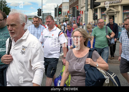 Nottingham, UK.17 Giugno 2015.Inghilterra e Nuova Zelanda tifosi di cricket di arrivare a Trent Bridge Nottingham, Foto Stock